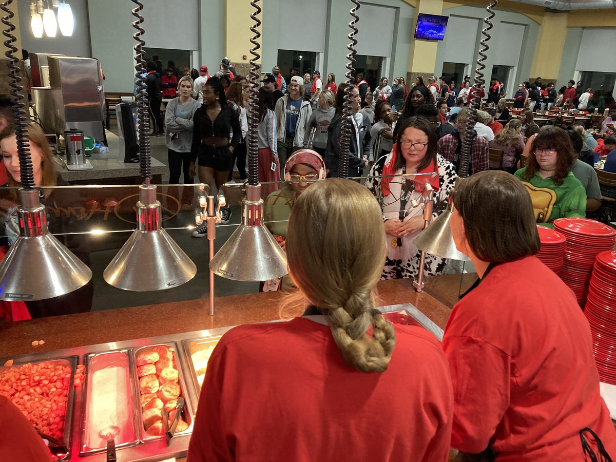 HendersonStateU's tweet photo. Students are enjoying a break from their studies tonight at Break for Breakfast. Good luck to all of our Reddies with remaining finals. https://t.co/px7zZNYY0k