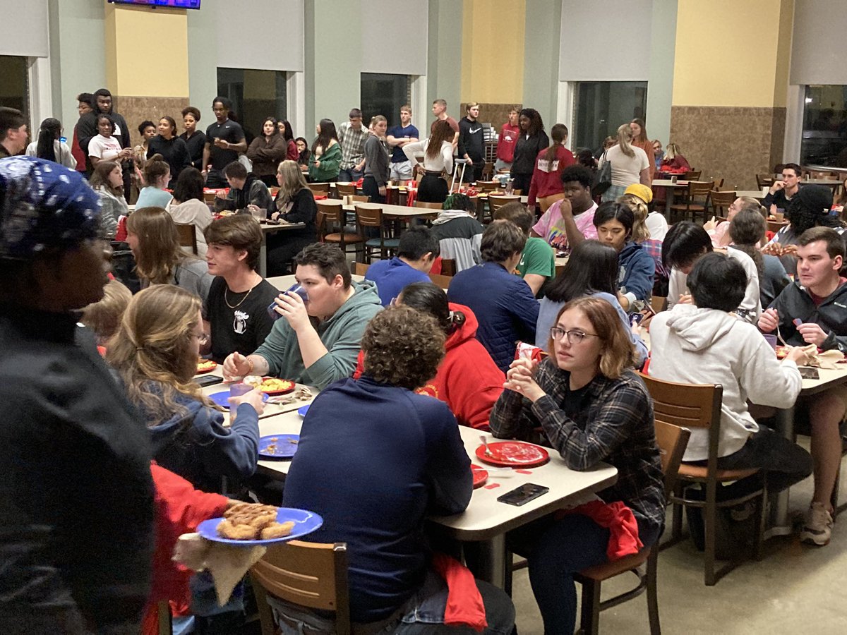 HendersonStateU's tweet photo. Students are enjoying a break from their studies tonight at Break for Breakfast. Good luck to all of our Reddies with remaining finals. https://t.co/px7zZNYY0k