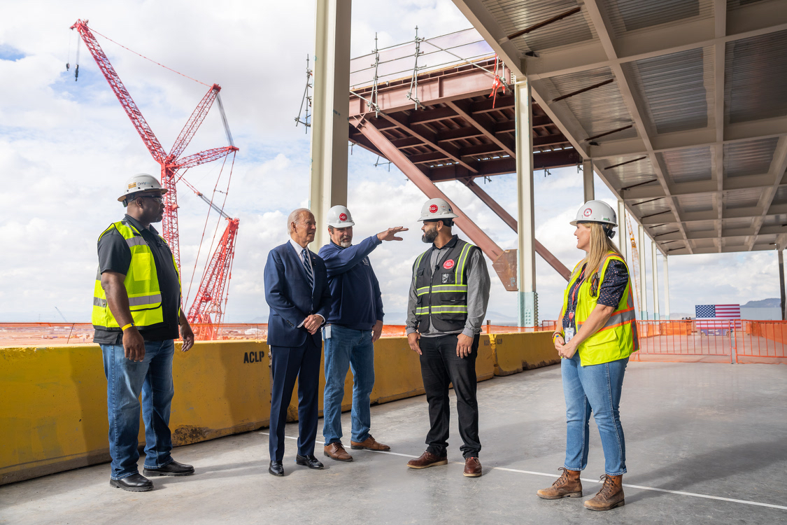 POTUS46Archive's tweet image. Micron is investing $100 billion to build microchips in Syracuse.
Intel is investing $20 billion to do the same in Columbus.
IBM is investing $20 billion in Poughkeepsie.
 
And TSMC is investing $40 billion right here in Phoenix.