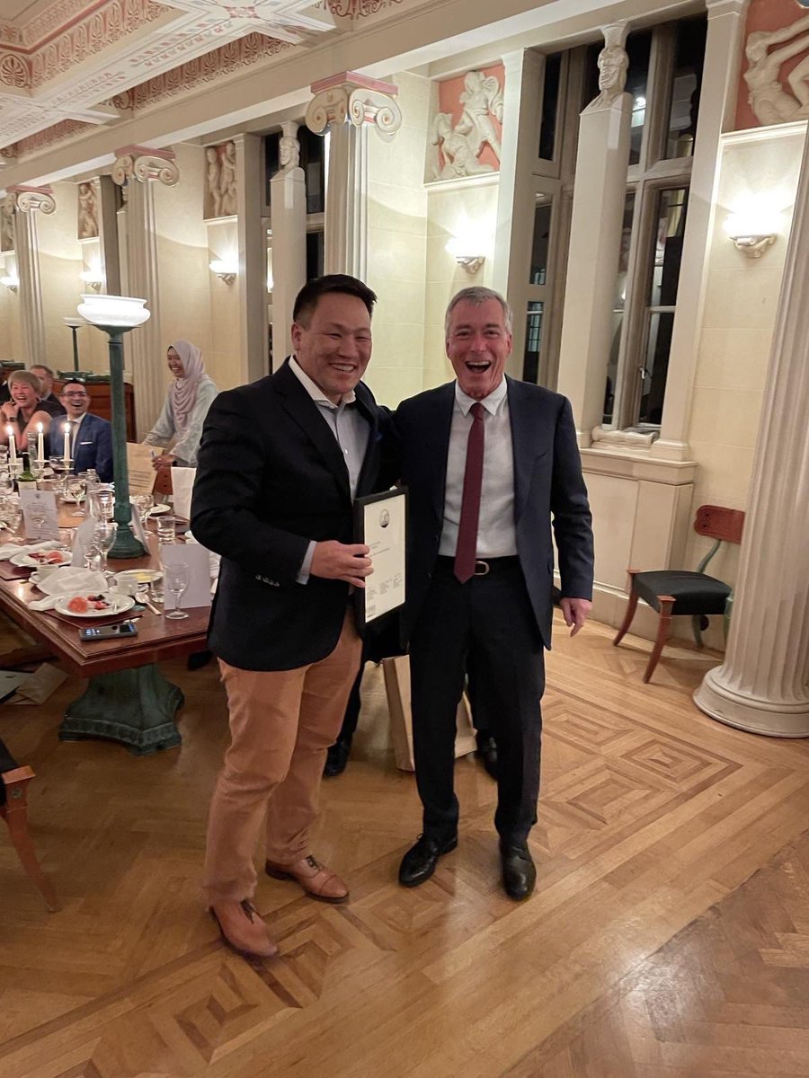 Салтааны бузраас эхлэлтэй хэрүүлд татагдаж орохгүй ээ. Тамын хар тогоо дүүрэх хулгайчдаас холдож, эрдэм номын мөрөөр өөрийгөө хөгжүүлээд, гадаадын боловсролт, ёс зүйт олноос дутуугаа нөхөөд явж байгаа шүү.