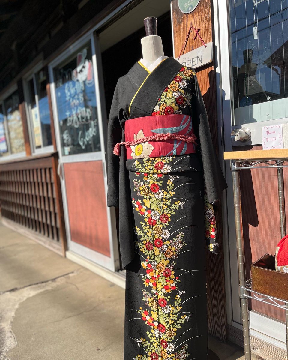 encyab's tweet photo. 帯でいろいろ変化が楽しそうな着物
縦の花のラインが魅力的
黒地だから影になって締まってみえる💕
帯はアンティークの水仙柄
柔らかな色味がいいでしょ
古典的な昔の袋帯とかも
男性っぽくクールに着られる
#縁側ちゃぶ台お着物や #encyab
#今日のトルソー
#楽しむキモノ https://t.co/esKR8h6E1Z