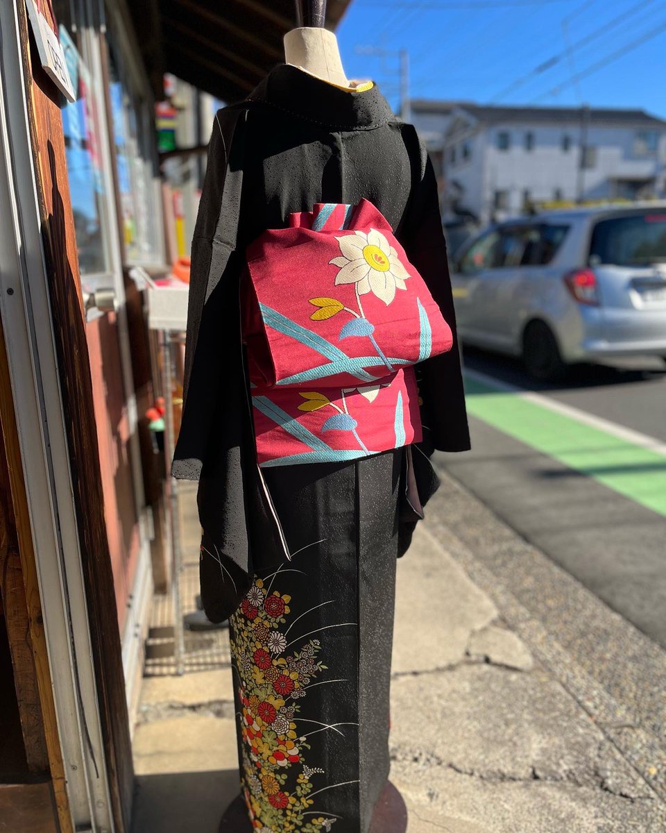 encyab's tweet photo. 帯でいろいろ変化が楽しそうな着物
縦の花のラインが魅力的
黒地だから影になって締まってみえる💕
帯はアンティークの水仙柄
柔らかな色味がいいでしょ
古典的な昔の袋帯とかも
男性っぽくクールに着られる
#縁側ちゃぶ台お着物や #encyab
#今日のトルソー
#楽しむキモノ https://t.co/esKR8h6E1Z