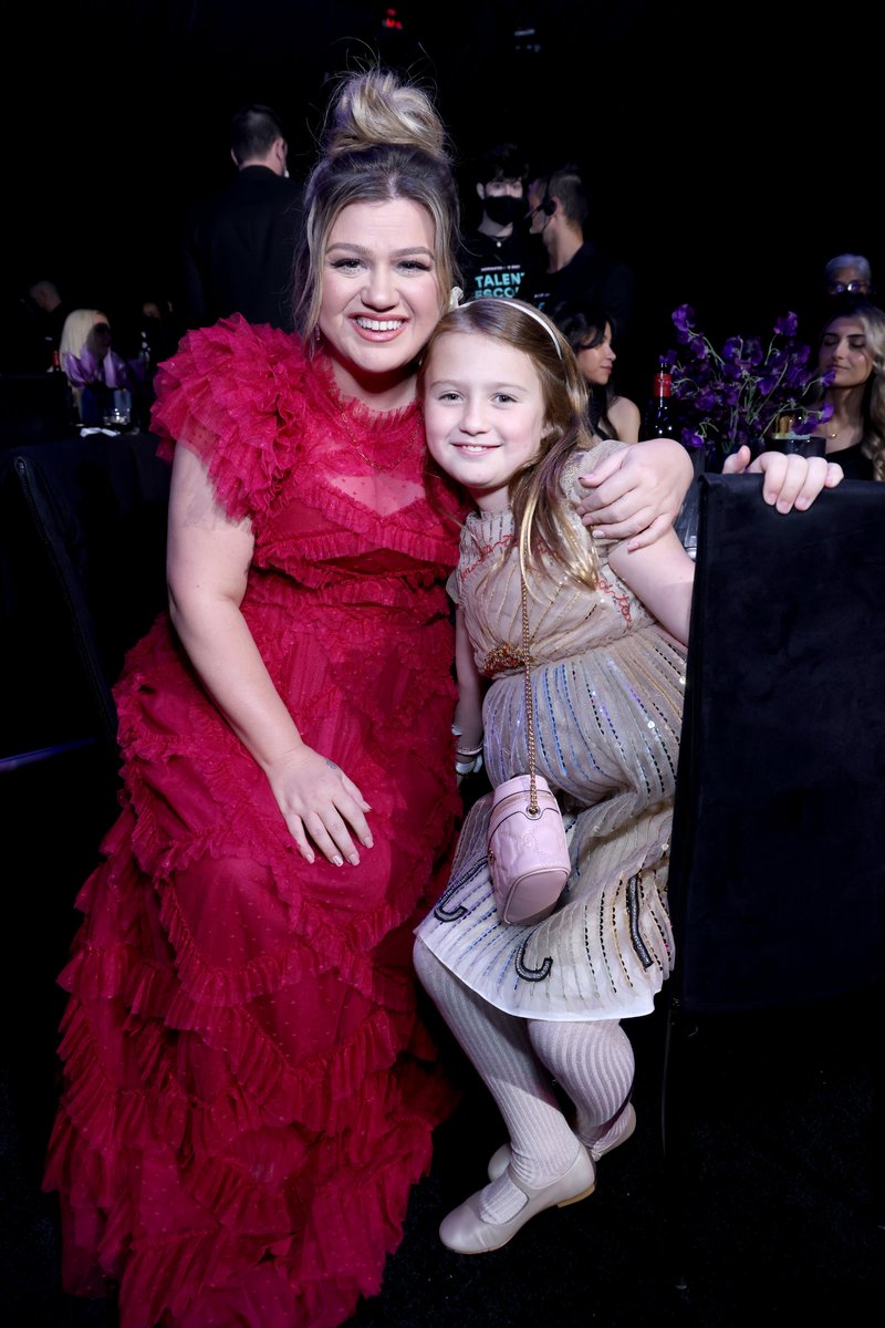 enews's tweet image. It was a mother-daughter date night for Kelly Clarkson and River Rose at the #PCAs.
