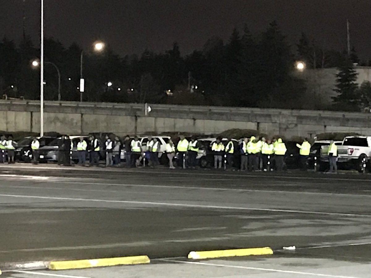 MyEverettNews's tweet photo. Employees who worked on the final ⁦@BoeingAirplanes⁩ 747 lined up to watch it roll out from #Everett plant https://t.co/f2wjuKcZdR