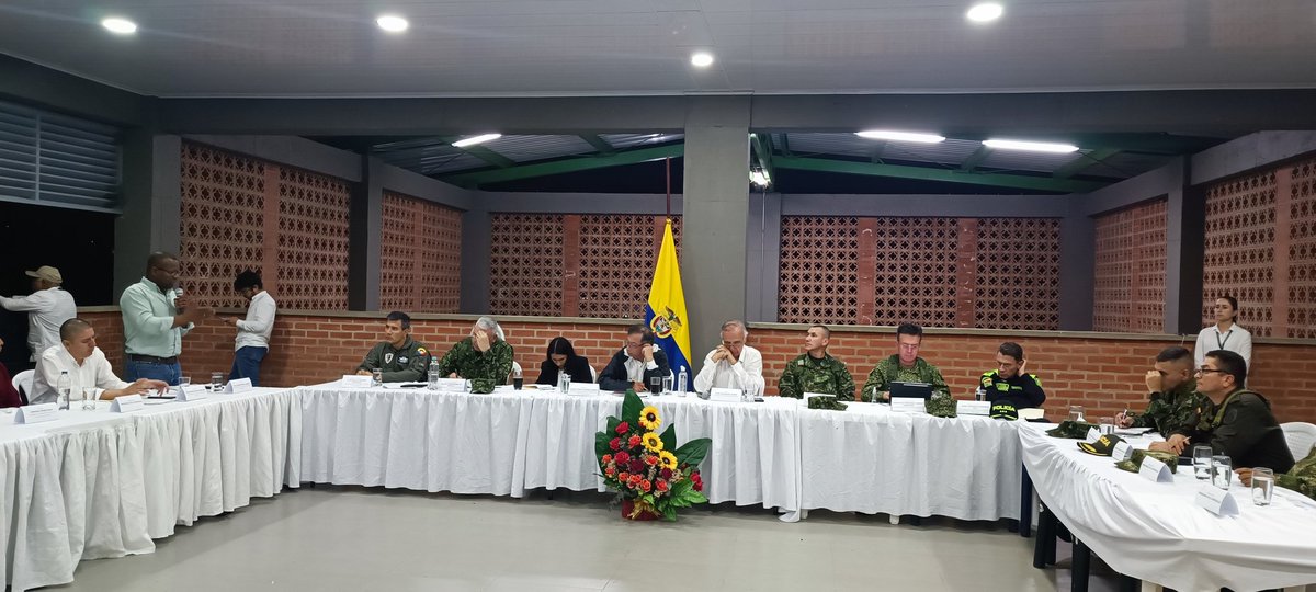 LarrahondoElias's tweet photo. Recibimos al señor Presidente @petrogustavo en mi municipio #BuenosAires, para desarrollar Consejo de Seguridad ante la situación de orden público presentada en la madrugada de hoy. Sumamos voluntades para avanzar en la consolidación de la #PazTotal https://t.co/rejvjqFCex