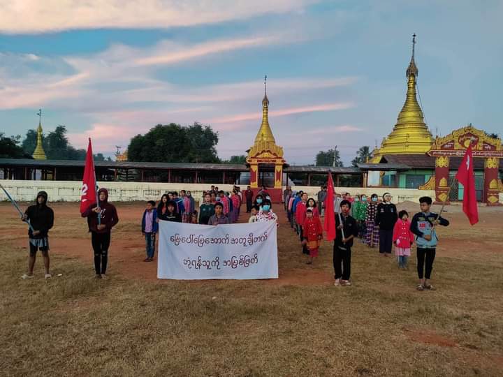 miN13700's tweet photo. Local people in the northern part of Yinmarbin township staged a dawn strike against the murderous military dictatorship on the morning of December 7.

#StopExecutingOurStudents
#WarCrimesOfJunta
#2022Dec7Coup
#WhatsHappeninglnMyanmar https://t.co/75bPxfCSTb