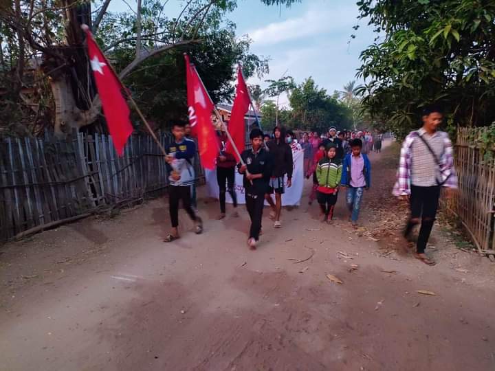 miN13700's tweet photo. Local people in the northern part of Yinmarbin township staged a dawn strike against the murderous military dictatorship on the morning of December 7.

#StopExecutingOurStudents
#WarCrimesOfJunta
#2022Dec7Coup
#WhatsHappeninglnMyanmar https://t.co/75bPxfCSTb