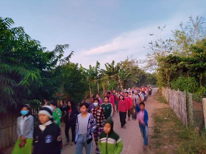 miN13700's tweet photo. Local people in the northern part of Yinmarbin township staged a dawn strike against the murderous military dictatorship on the morning of December 7.

#StopExecutingOurStudents
#WarCrimesOfJunta
#2022Dec7Coup
#WhatsHappeninglnMyanmar https://t.co/75bPxfCSTb
