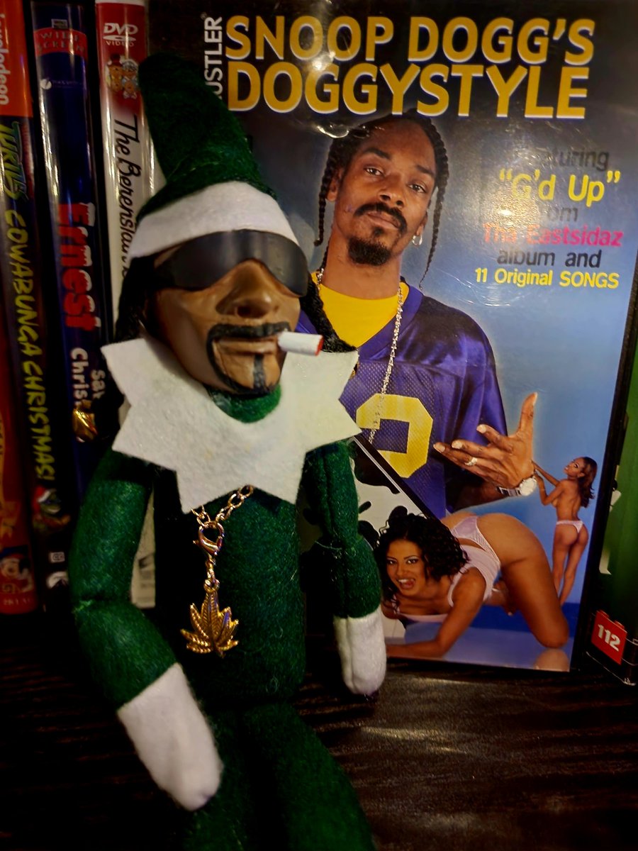 andybnerdy's tweet image. #SnoopOnAStoop is ready to show #ElfOnAShelf how to party!!