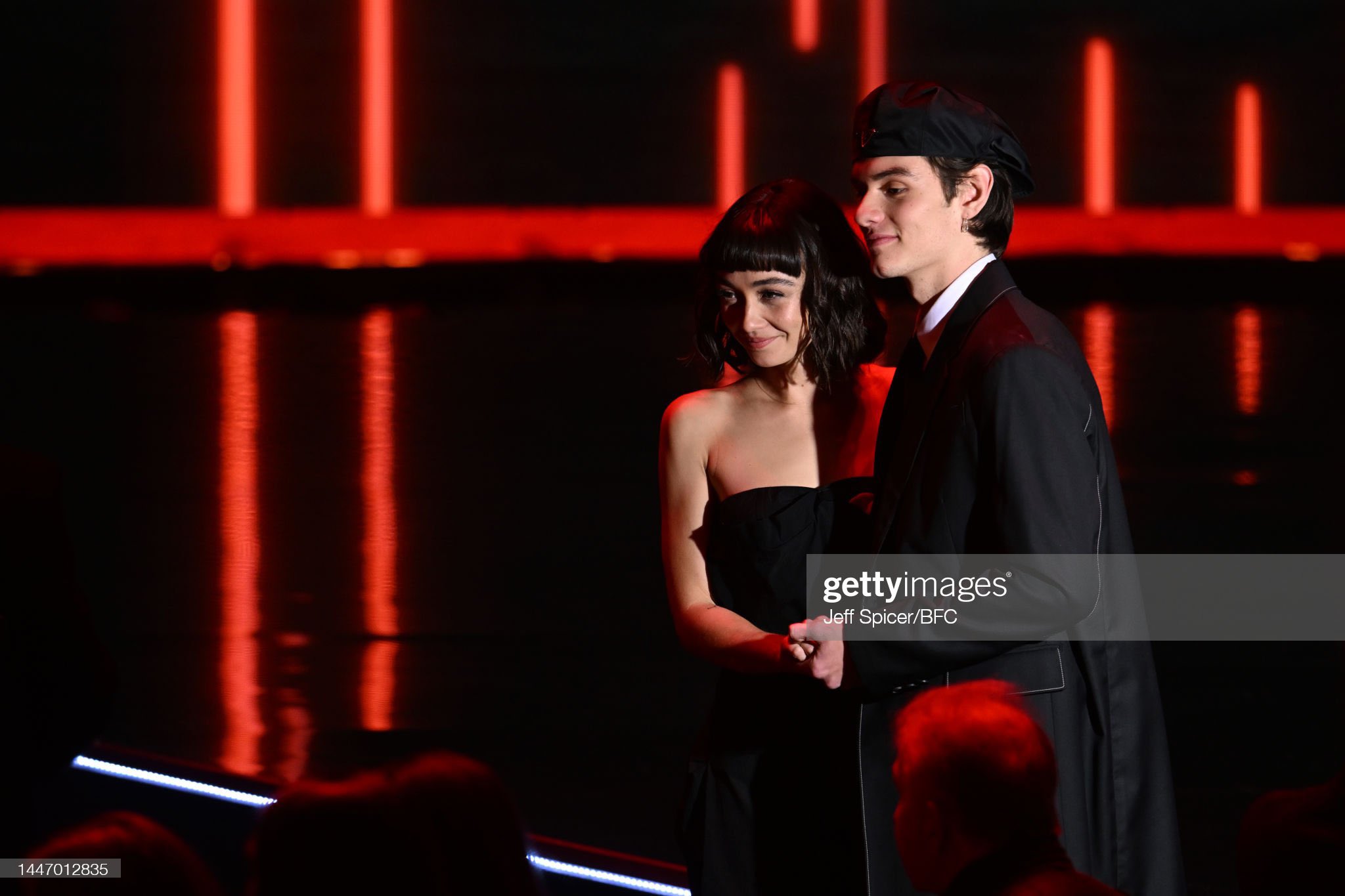 Louis Partridge Brasil on Twitter: "Louis Partridge com Sydney Chandler