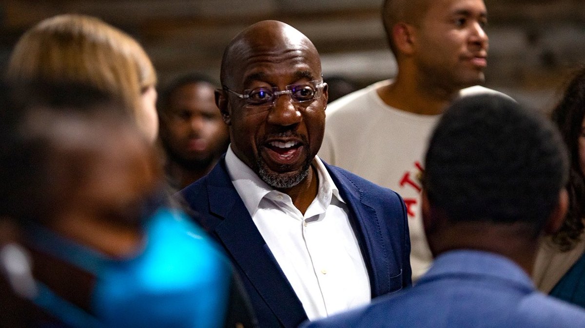 thehill's tweet image. JUST IN: Warnock wins Georgia Senate runoff, expanding Democratic majority  trib.al/OwaIb7N