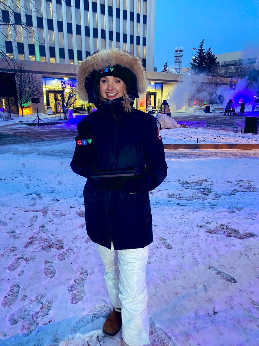 BradlynOakes's tweet photo. Weather forecast from outside tonight! Feels like temp of -40C, snow pants and parka were a must! #saskwx https://t.co/fVmHNl1CM6