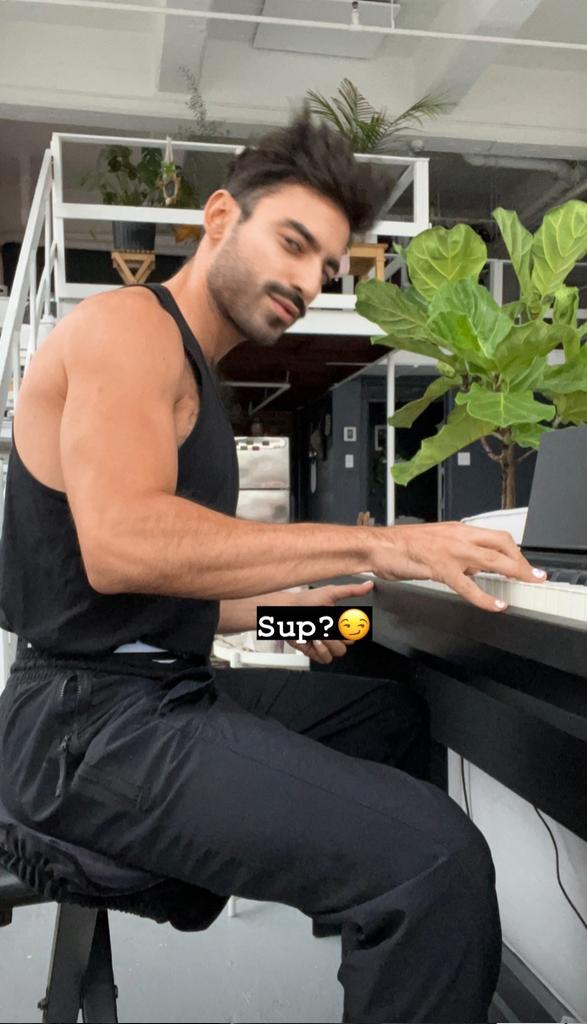 TMI_Uruguay's tweet photo. Meantime...@ch8i is enjoying the weather...@JadeHassoune is making music and missing Chai "jadehassoune: Miss you βοΈ"...while #Nigel "What am I thinking about?" He's clearly not a morning person...@AdamKWilson
#ShadowFam #TheNewsreader #TheNewLegendsofMonkey #J4DE #TheBreach https://t.co/WMY2c6uXg6