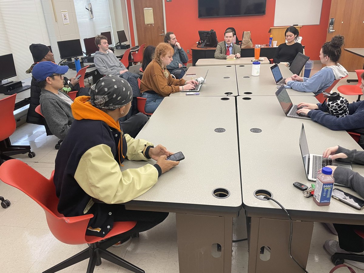 verogarabelli's tweet photo. Thank you to @RobertsonSchool grads Jeff Knight, @jasonboleman_ and @monica_alarcon2 for discussing their post-college media careers with my journalism students today! We appreciate your advice and mentorship. 🙏 https://t.co/lE500Nj1dA