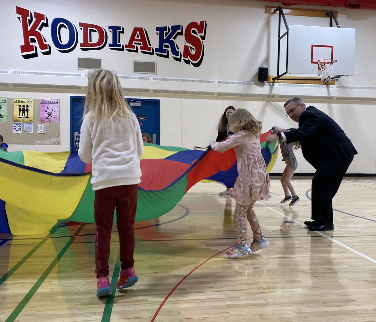 Miss_Sevcik's tweet photo. @gregluterbach @KathyrnSchool @KathyrnSchool Kindergarten class enjoyed playing popcorn with you! @rvsed #rvsed #wearebears #kodiakspirit https://t.co/aUplTo31x0