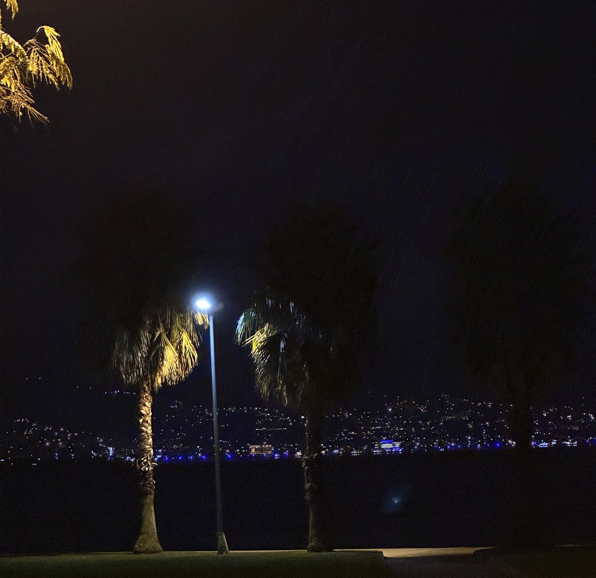'Her şeyi bir düzenle çalıştıran, yaratan, idare eden Rabb'imiz; kudretine hikmetine bizleri şahit ve ayna eyle!