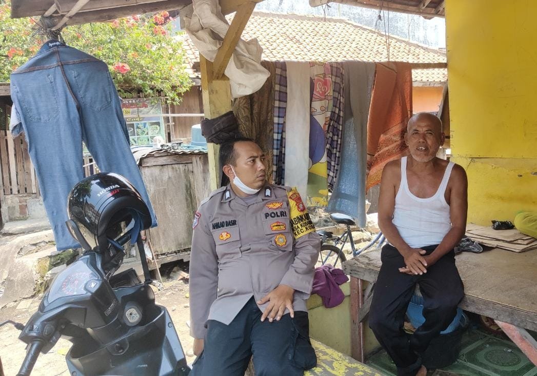 basirahmadZed's tweet photo. Bhabinkamtibmas Desa Kosambi Timur Bripka A.Basir melaksanakan Giat sambang Ketua Rw Ds.Kosambi Timur Kec.Kosambi Kab.Tangerang Banten

#poldametrojaya
#kapoldametrojaya
#polresmetrotangerangkota
#kapolresmetrotangerangkota
#polsekteluknaga https://t.co/fTGfFrpbyo