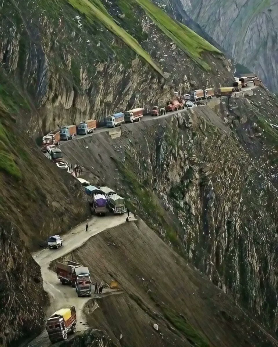 One of the Most Dangerous Beautiful Roads in India 🇮🇳 that every adventure lovers must visit Zojila Pass Kargil, Ladakh @TravelingBharat
