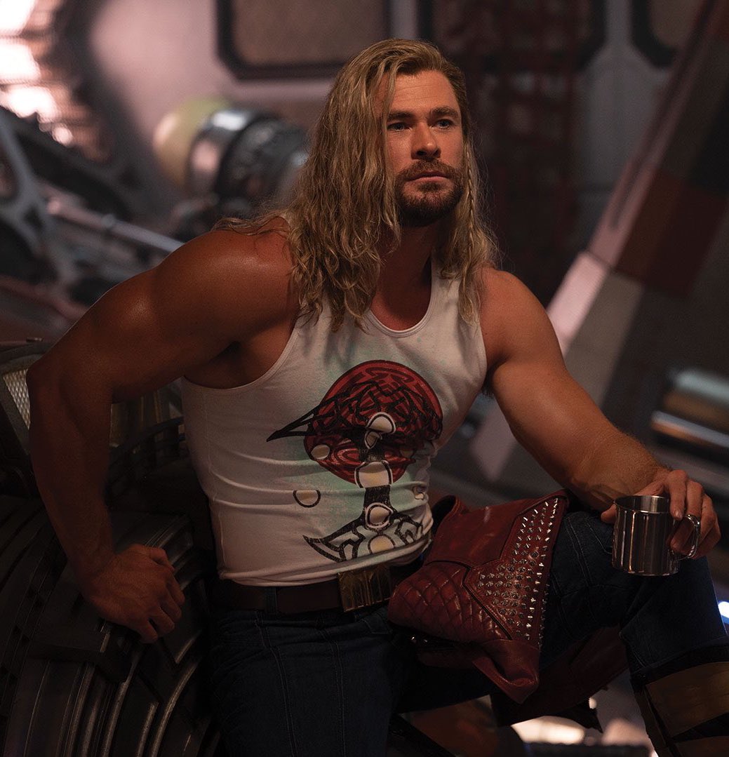 ThorUpdate's tweet photo. Chris Hemsworth (@chrishemsworth) has won The Male Movie Star of 2022 Award for THOR: LOVE AND THUNDER at the People’s Choice Awards! #PCAs https://t.co/e7qSdMh47x