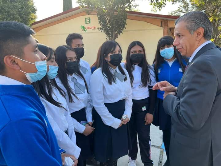 CECyTEHidalgo's tweet photo. #CECyTEHTeEscucha 🫂
La instrucción del Gobernador @juliomenchaca_  fue clara, cercanía.
 🗣️ escuchar sus inquietudes y necesidades, con la finalidad de dar prontas soluciones✅ a nuestra comunidad educativa 📚

#UnaNuevaHistoria #PrimeroLaEducación #CECyTEHidalgo https://t.co/bmmATVCtTR