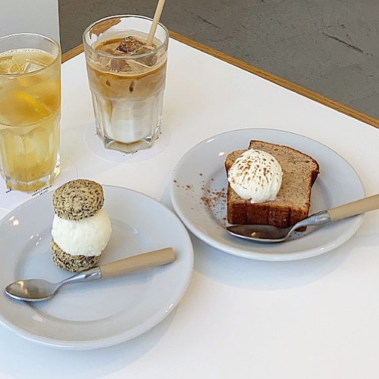 choux2cafe's tweet photo. 🎄Little Toy Box - in 駒場東大前

🤍バナナブレッドwithアイスクリーム ¥660
🤍ミルクアイスクリーム クッキーサンドイッチ ¥650

店内には大きな窓があり開放感を感じるデザインでした。
非日常的的真っ白空間、ぜひ体感してみてください♡
#東京カフェ #choux2cafe
#コーヒー好きな人と繋がりたい https://t.co/4SJ3BLv1hm