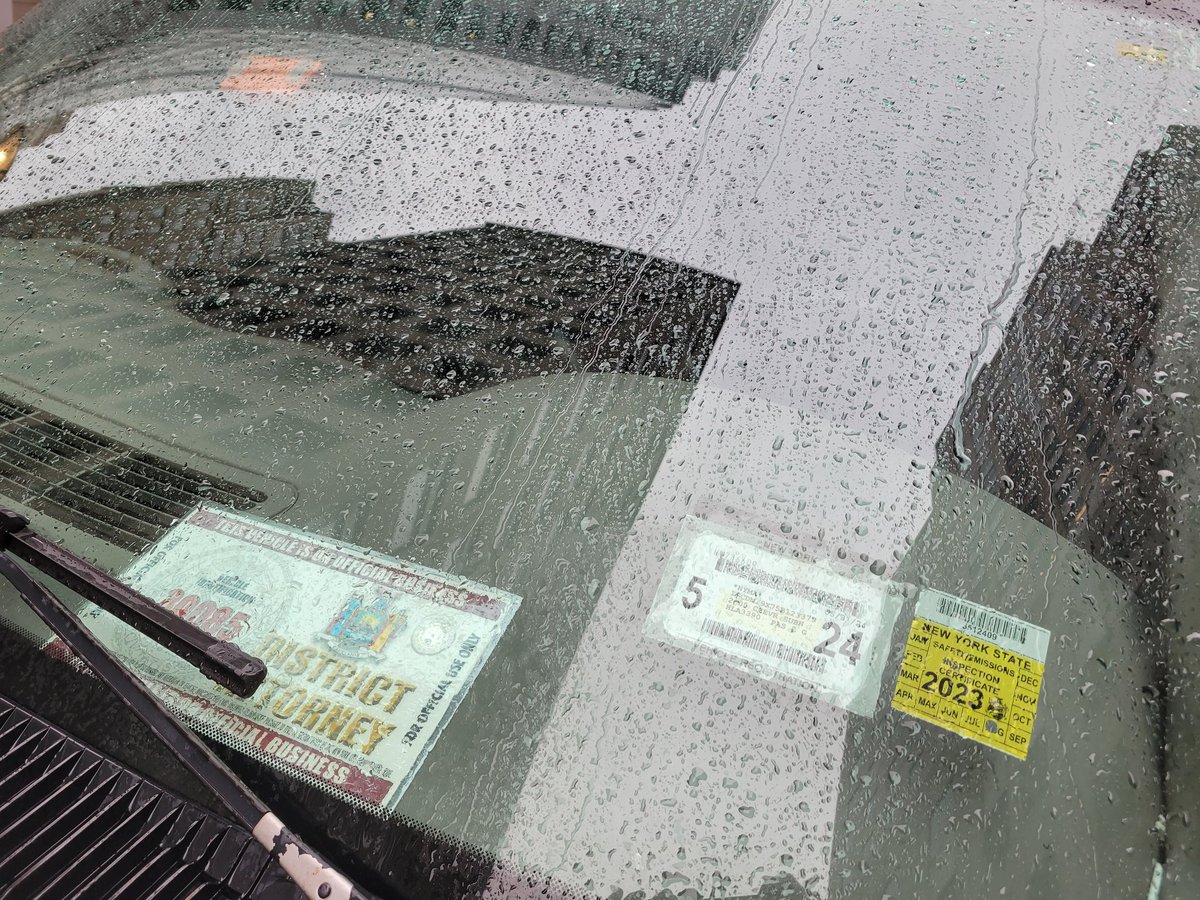 placardabuse's tweet image. Yet again, their was a dirty employee misusing a permit from the @BrooklynDA's office to get away with using a No Stopping zone as a personal parking spot.

#PlacardCorruption
#ZeroIntegrity