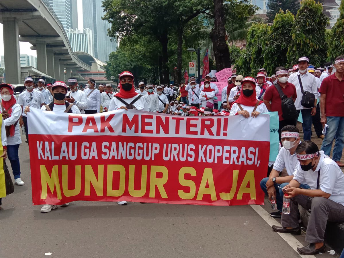 kspps_bmthira's tweet photo. Perjuanganmu tidak akan sia-sia kawan 

Save ekonomi rakyat 
#TolakOJKdiKoperasi https://t.co/CHRnryS9Zi