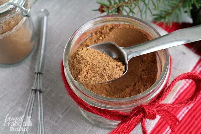 The warm & cozy blend of spices in this DIY #ChaiSpice Mix is perfect for that #holidaybaking or for easy gift giving. Get the #recipe now at>> bit.ly/2zUek5i #giftideas #DIYgift #holidaygift #chaispices #spiceblend