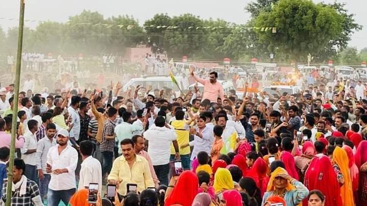 moti_siyag's tweet photo. नागौर सांसद हनुमान बेनीवाल पर बाड़मेर में दो बार जानलेवा हमला हो चुका है,,,, इसके अलावा कई बार हनुमान बेनीवाल की सभाओं में लोग हथियार लेकर पहुंच चुके हैं,,,, पिछले वर्ष चूरू में ऐसा ही एक मामला सामने आया था  #Z_प्लस_सुरक्षा_हनुमान https://t.co/YmG9YEuymL