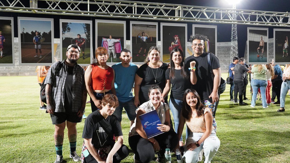 secdelaMujeryD's tweet photo. 📸 Concluyendo la actividad, lxs presentes apreciaron la exposición de las fotos "#SportFriendly" junto a las muestras "El orgullo nos hace VIHsibles" y "Archivo de la Memoria Trans". 

🖼✨ Podrás visitar la muestra de forma gratuita hasta el 10 de diciembre. https://t.co/hQUuCOcYuD