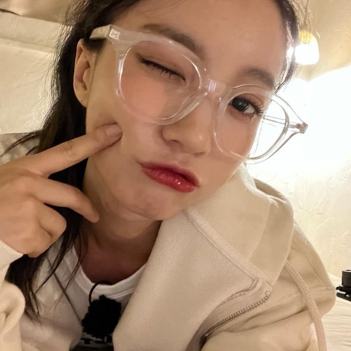 WMOMG_ID's tweet photo. 221207 Yubin Instagram Update

"🎄🎄🎄"

#OHMYGIRL #Yubin #오마이걸 #유빈 @8_OHMYGIRL https://t.co/lWWUsvS0Np