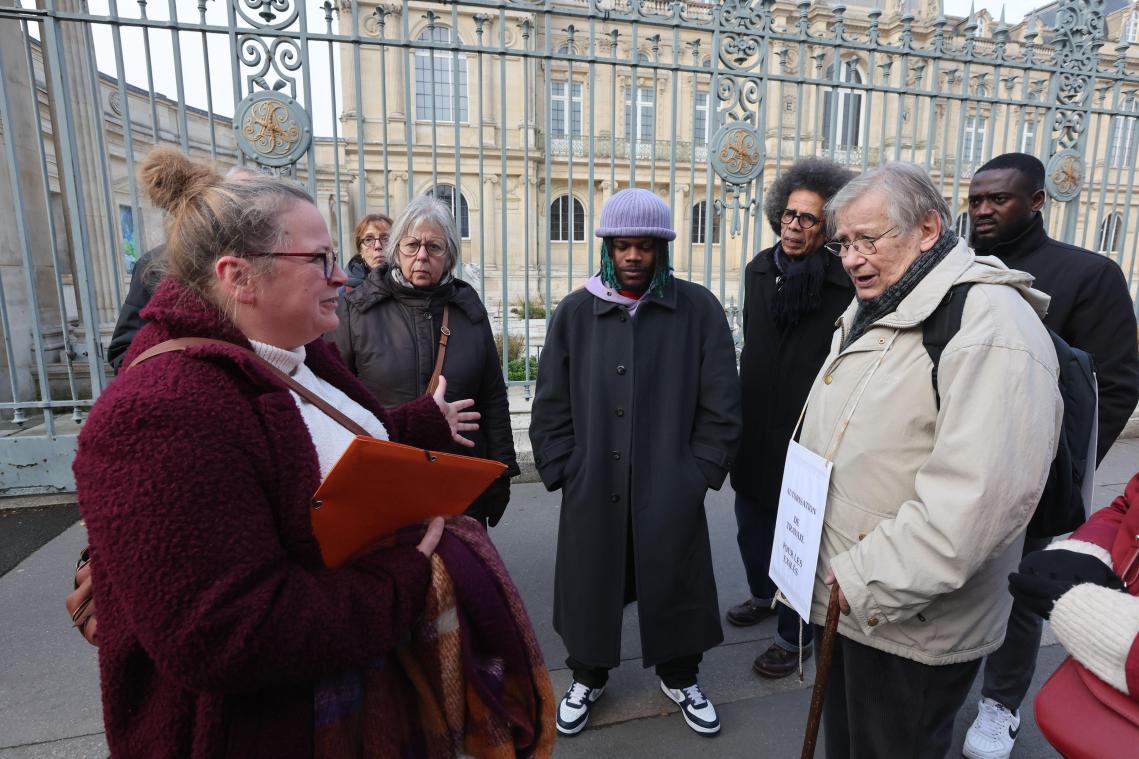 CourrierPicard's tweet photo. Amiens: la metteuse en scène attend une réponse dans deux jours sur la régularisation d’un jeune comédien congolais https://t.co/Wg8ev1Rv6m https://t.co/r2QESi76BY