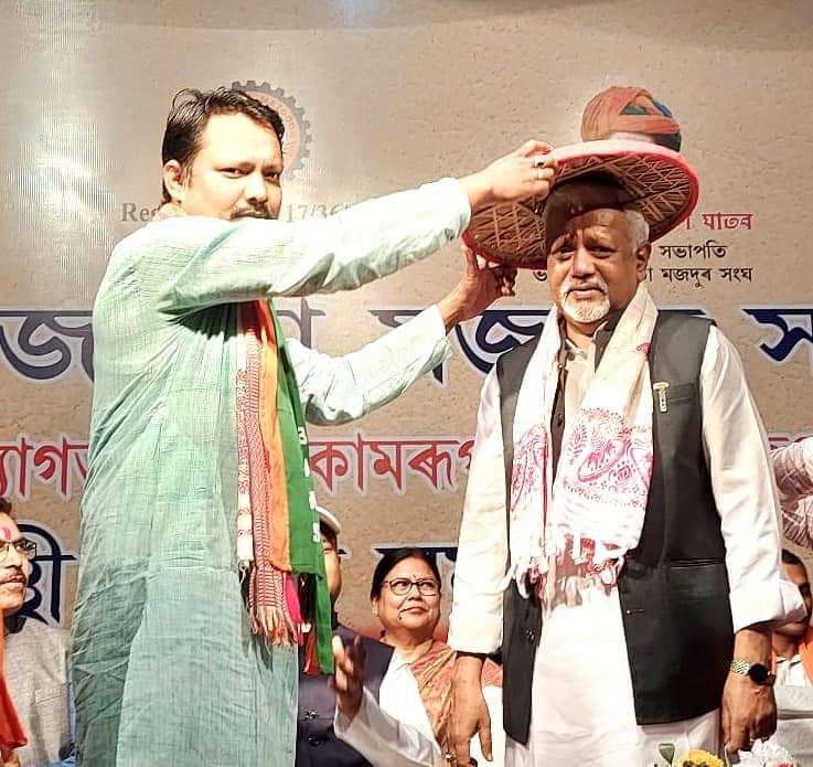 shantprakash's tweet photo. भारतीय जनता मजदूर संघ असम के कार्यकर्ताओं ने अंग वस्त्र, प्रतीक चिन्ह, जापी भेंटकर सम्मानित किया अनन्त आभार दिनांक 6 दिसंबर 2022 #BJMS #longlivebjms
@blsanthosh @KGopalRSS @DattaHosabale @RSSorg @DrMohanBhagwat @shivprakashbjp @Ramlal https://t.co/aqvhZPAd98