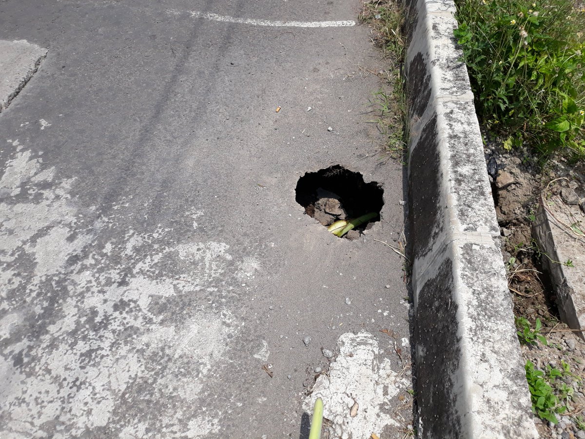 cakmul2's tweet photo. Ijin melaporkan pak @BupatiKra,jl Permata Raya Utara depan Kost Saraswati, dsn Serangan Rt 4/II Blulukan Colomadu ambles berlubang .Mohon penanganan pak.suwun @dpubmckjateng , @ganjarpranowo https://t.co/RHsB9ILGmV
