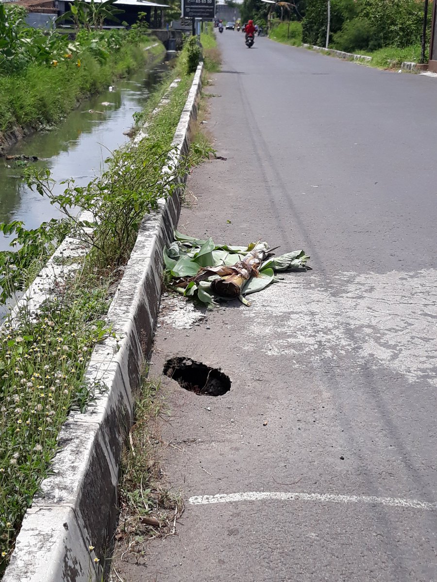 cakmul2's tweet photo. Ijin melaporkan pak @BupatiKra,jl Permata Raya Utara depan Kost Saraswati, dsn Serangan Rt 4/II Blulukan Colomadu ambles berlubang .Mohon penanganan pak.suwun @dpubmckjateng , @ganjarpranowo https://t.co/RHsB9ILGmV