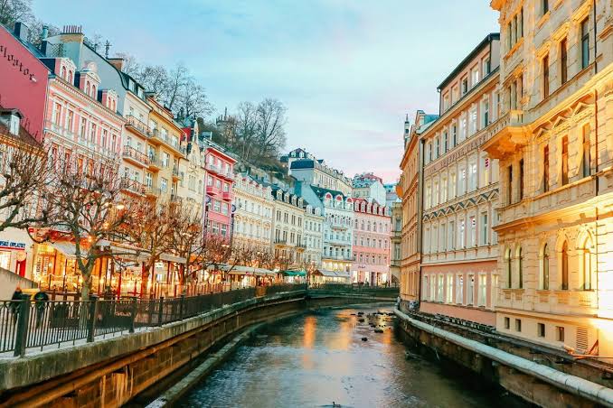 muratgunayben's tweet photo. Gözümüzün önünde dupduru güzellikler varken niye karartalım içimizi? 🟡
Günaydın Prag, günaydın Vitava🔵 #Prague #Vitava https://t.co/n4oXDl9lQa