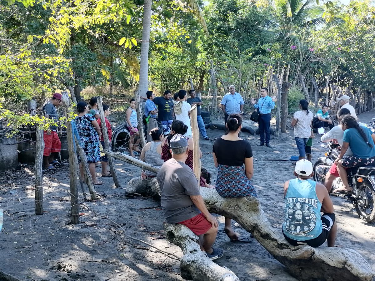 SServileges's tweet photo. Nuestro equipo de Abogados estamos listos para seguir defendiendo los Derechos Humanos de las Familias de Isla Tasajera. 🤝

Quienes han sido desalojados de forma arbitraria por @FGR_SV y @PNCSV pues no hay orden judicial para ellos. 🚫

Abogados @joya_rudy @IvaniaCruz15 ⚖📄🇸🇻 https://t.co/HjqqoyQuNo
