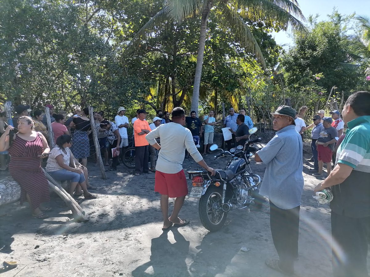 SServileges's tweet photo. Nuestro equipo de Abogados estamos listos para seguir defendiendo los Derechos Humanos de las Familias de Isla Tasajera. 🤝

Quienes han sido desalojados de forma arbitraria por @FGR_SV y @PNCSV pues no hay orden judicial para ellos. 🚫

Abogados @joya_rudy @IvaniaCruz15 ⚖📄🇸🇻 https://t.co/HjqqoyQuNo