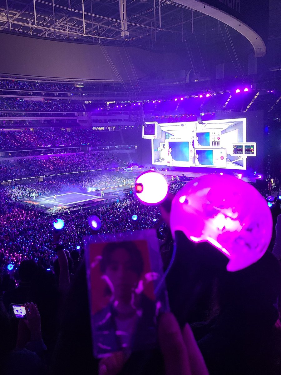 onyourmork_lee's tweet photo. taking pics of my pcs at concerts are some of my fav things to do 🥺 https://t.co/11PwOH2NFP