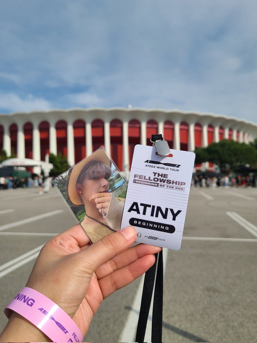onyourmork_lee's tweet photo. taking pics of my pcs at concerts are some of my fav things to do 🥺 https://t.co/11PwOH2NFP