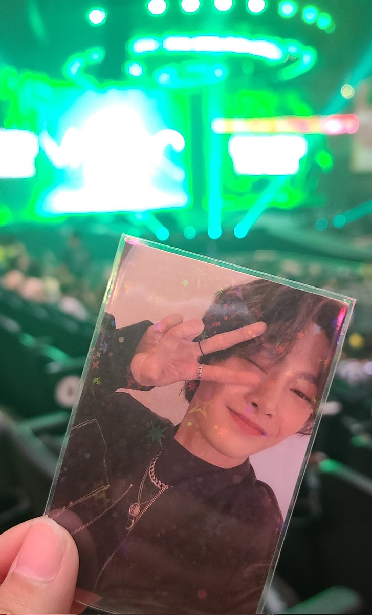 onyourmork_lee's tweet photo. taking pics of my pcs at concerts are some of my fav things to do 🥺 https://t.co/11PwOH2NFP