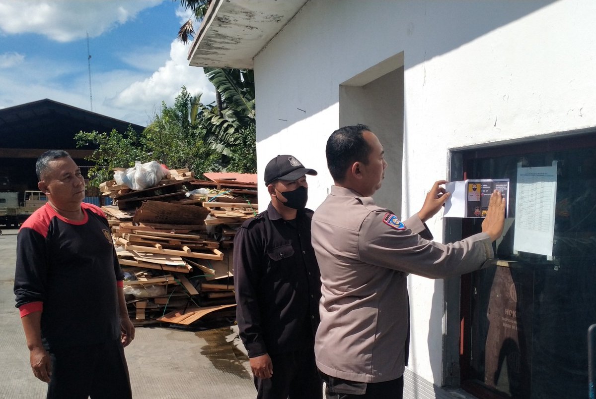 basirahmadZed's tweet photo. Bhabinkamtibmas Desa Kosambi Timur Bripka A.Basir melaksanakan Giat sambang dan Pemasangan stiker call center di Pergudangan Ds.Kosambi Timur

#poldametrojaya
#kapoldametrojaya
#polresmetrotangerangkota
#kapolresmetrotangerangkota
#polsekteluknaga https://t.co/2gzMEA70v5