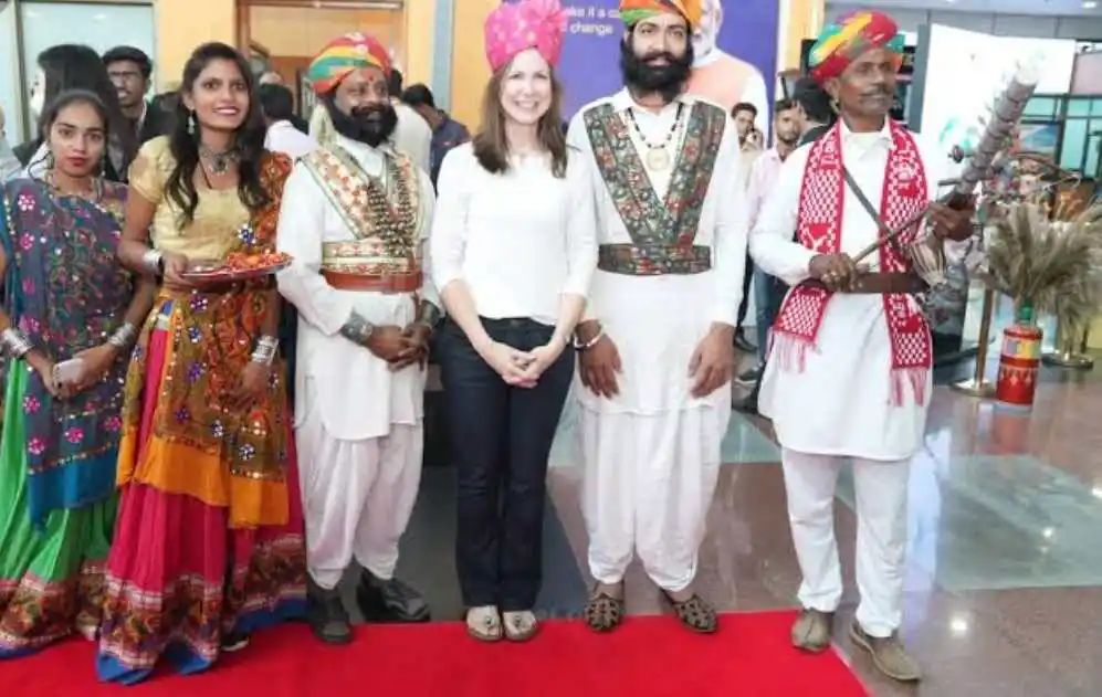 NewsRajasthani's tweet photo. #उदयपुर में जी20 मीट में सांस्कृतिक कार्यक्रम में शामिल जी20 शेरपा और अन्य प्रतिनिधि
जी 20 शेरपा और अन्य प्रतिनिधियों ने 06 दिसंबर को उदयपुर में जी20 शेरपा बैठक के लिए अपनी यात्रा के दौरान सांस्कृतिक कार्यक्रम में भाग लिया.#NewsOfRajasthan #Rajasthan #News #BREAKING_NEWS https://t.co/9NUIGid7Ch