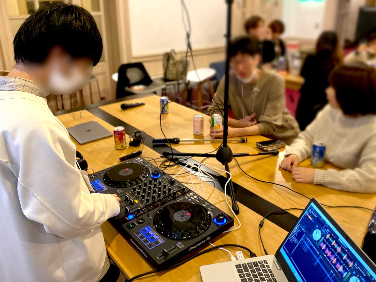 edm_dj_naoki's tweet photo. 先日、DJハンズオンという初心者向けのDJ体験イベントに講師として登壇しました。初めて機材をさわる方にとってはとても新鮮だったようで、テンション上がりまくりで楽しんでいただけました😆　もっとDJを広めたい！
#DJスクール #福岡 https://t.co/DNOmhZ53Fx