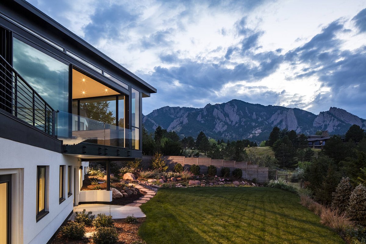 Vassar Residence by bldg .collective

homeadore.com/2021/08/12/vas… 

#decoration #architecture #interiordesign #home