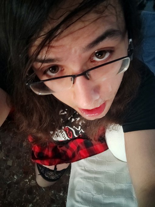 I friend gave me his warm love juice on my face OwO ?
#femboy #sissysIave #facial #gay https://t.co/