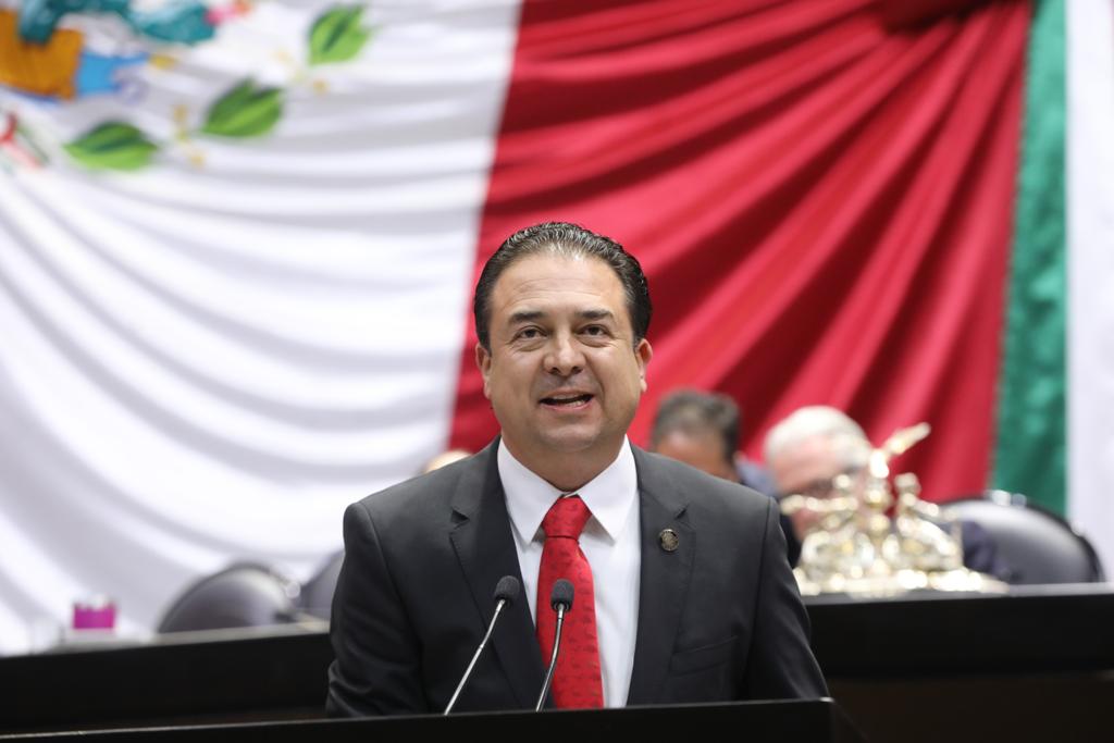 GPPRIDiputados's tweet photo. El Dip @jaimebuenoz presentó una moción suspensiva de la discusión del dictamen de reforma a leyes electorales secundarias, porque constituye un fraude constitucional, un fraude a la ley y una traición a México.
¡Basta de generar instituciones a modo, basta de burlarse de la ley! https://t.co/WLHltAkOME