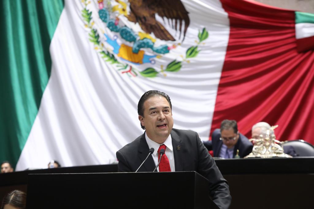 GPPRIDiputados's tweet photo. El Dip @jaimebuenoz presentó una moción suspensiva de la discusión del dictamen de reforma a leyes electorales secundarias, porque constituye un fraude constitucional, un fraude a la ley y una traición a México.
¡Basta de generar instituciones a modo, basta de burlarse de la ley! https://t.co/WLHltAkOME