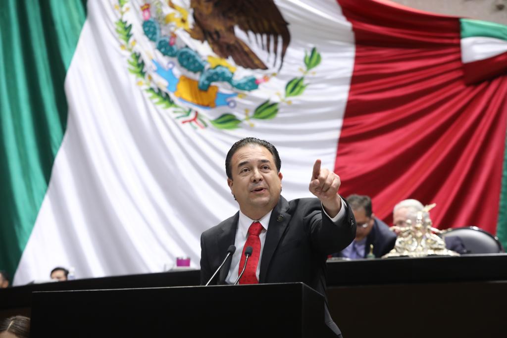 GPPRIDiputados's tweet photo. El Dip @jaimebuenoz presentó una moción suspensiva de la discusión del dictamen de reforma a leyes electorales secundarias, porque constituye un fraude constitucional, un fraude a la ley y una traición a México.
¡Basta de generar instituciones a modo, basta de burlarse de la ley! https://t.co/WLHltAkOME