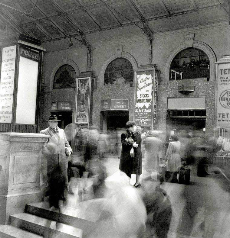 Robert Doisneau 📷
Le baiser de la gare Saint-Lazare. 
1950. Paris SNCF 
Bonjour Twitter World!